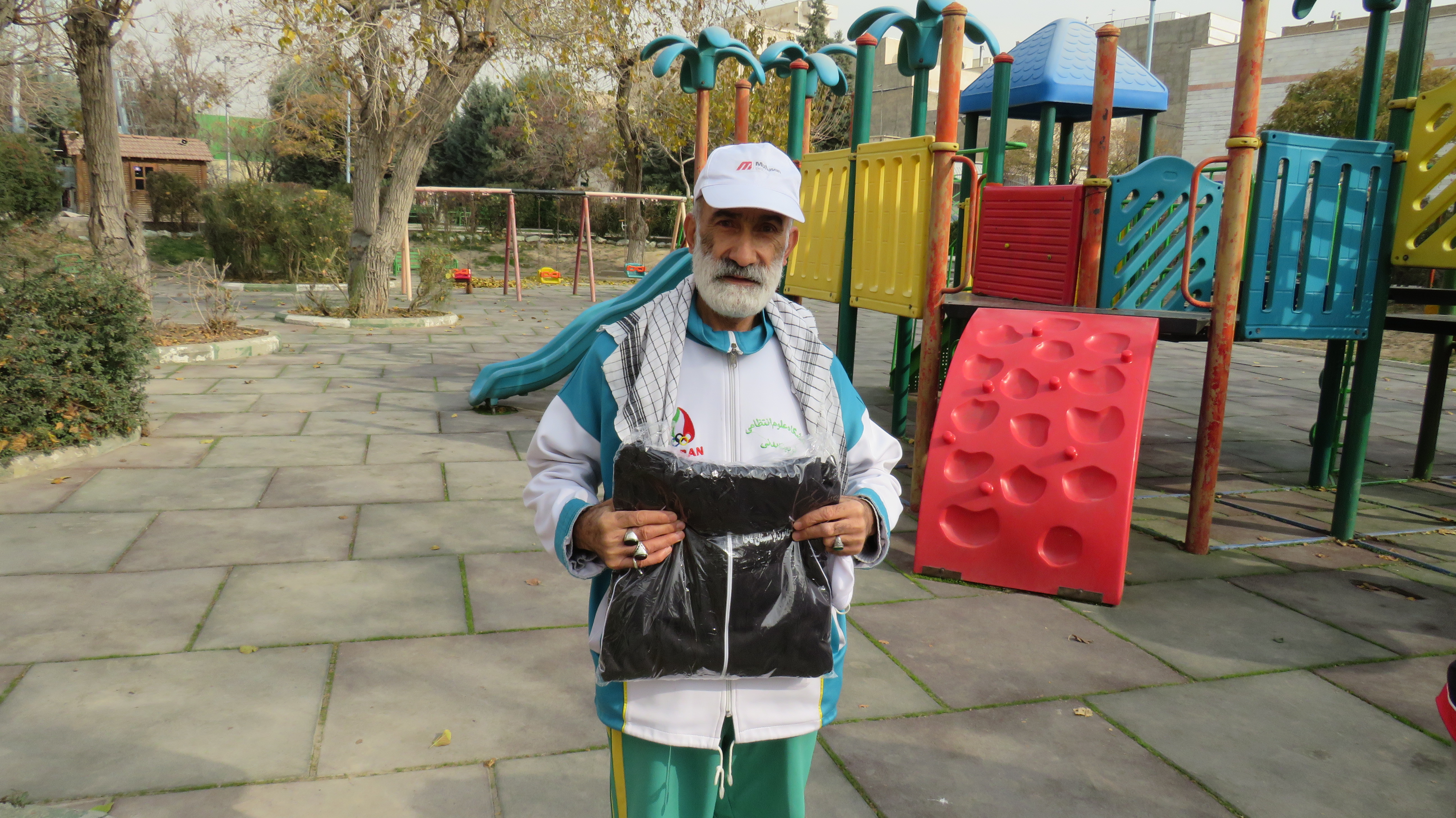 توزیع البسه ورزشی بین اعضای ورزشکار کانون توزیع البسه ورزشی بین اعضای ورزشکار کانون