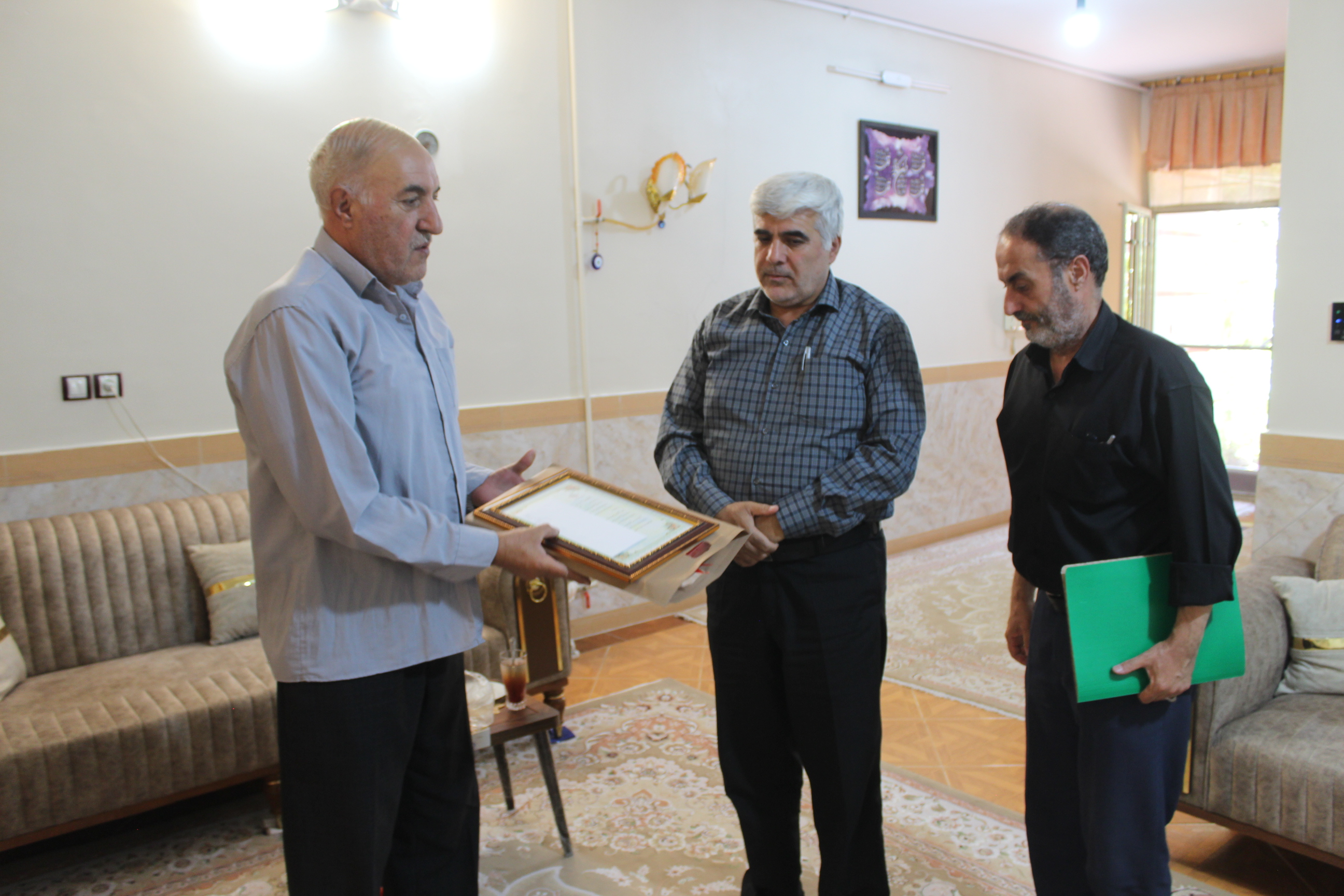 دیدار با 3 پیشکسوت به مناسبت روز خانواده در شهرستان ورامین دیدار با 3 پیشکسوت به مناسبت روز خانواده در شهرستان ورامین