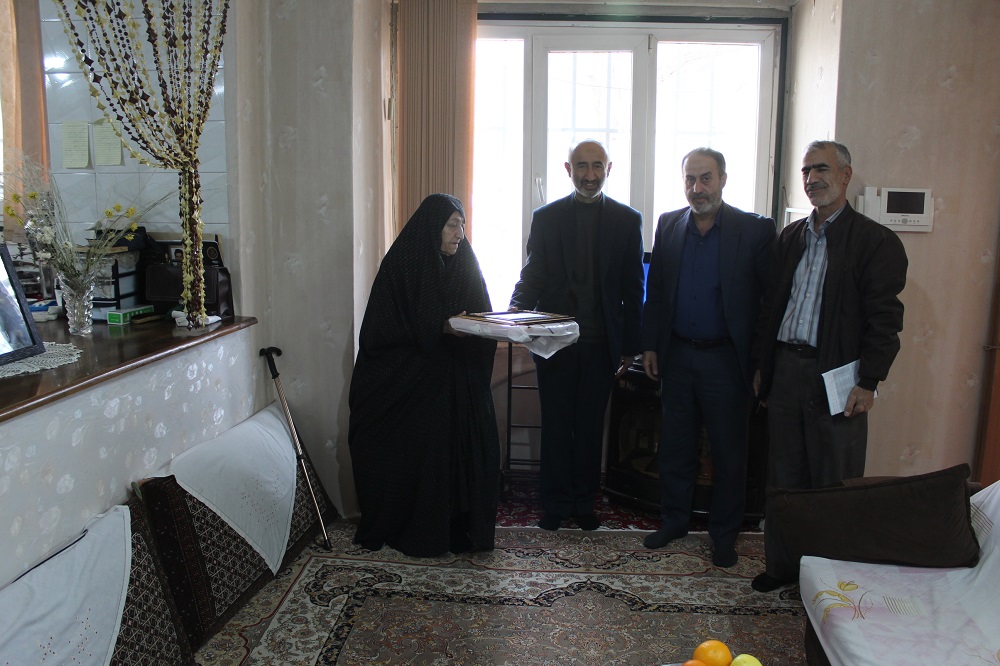 تکریم و همدلی با خانواده های بازنشستگان در شهرستان دماوند تکریم و همدلی با خانواده های بازنشستگان در شهرستان دماوند