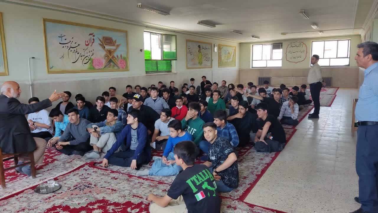 برگزاری نشست آموزشی در هنرستان کار و دانش آیت الله خامنه ای شهرستان ورامین برگزاری نشست آموزشی در هنرستان کار و دانش آیت الله خامنه ای شهرستان ورامین