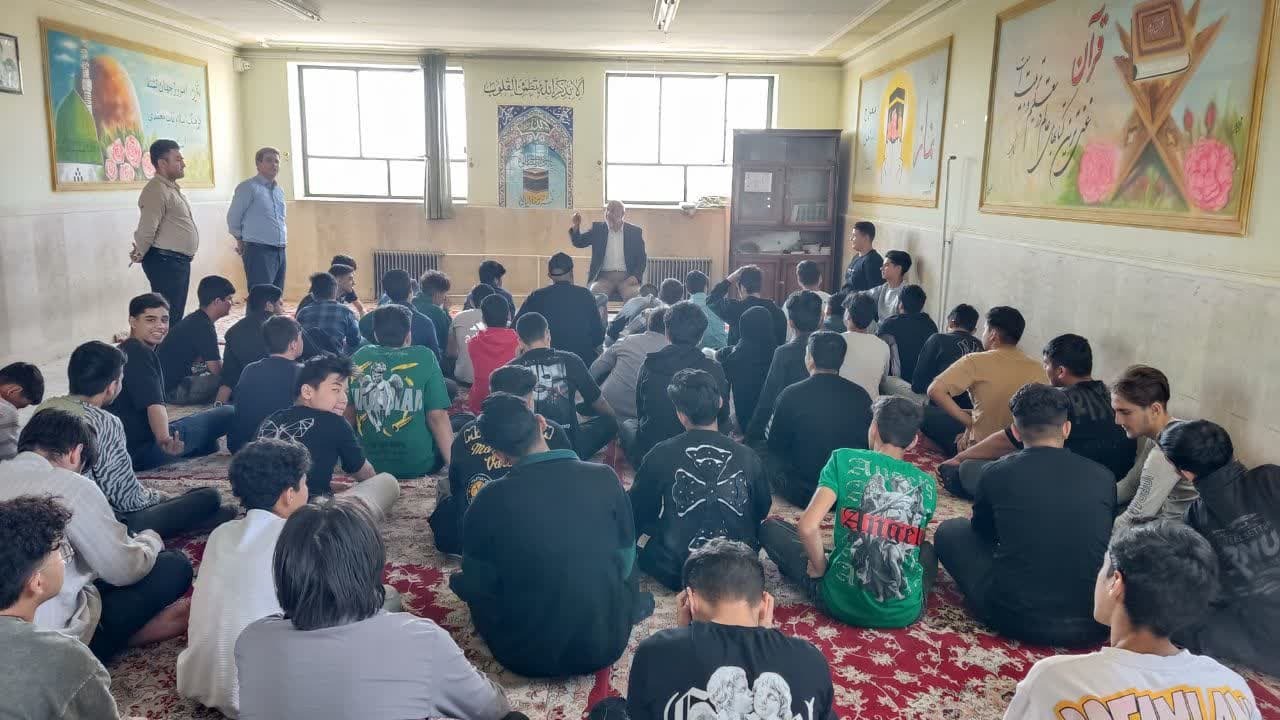 برگزاری نشست آموزشی در هنرستان کار و دانش آیت الله خامنه ای شهرستان ورامین برگزاری نشست آموزشی در هنرستان کار و دانش آیت الله خامنه ای شهرستان ورامین