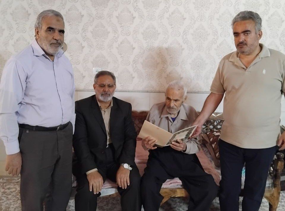 رئیس کانون از 9 نفر بازنشسته و مستمری بگیر دیدار بعمل آوردند. رئیس کانون از 9 نفر بازنشسته و مستمری بگیر دیدار بعمل آوردند.