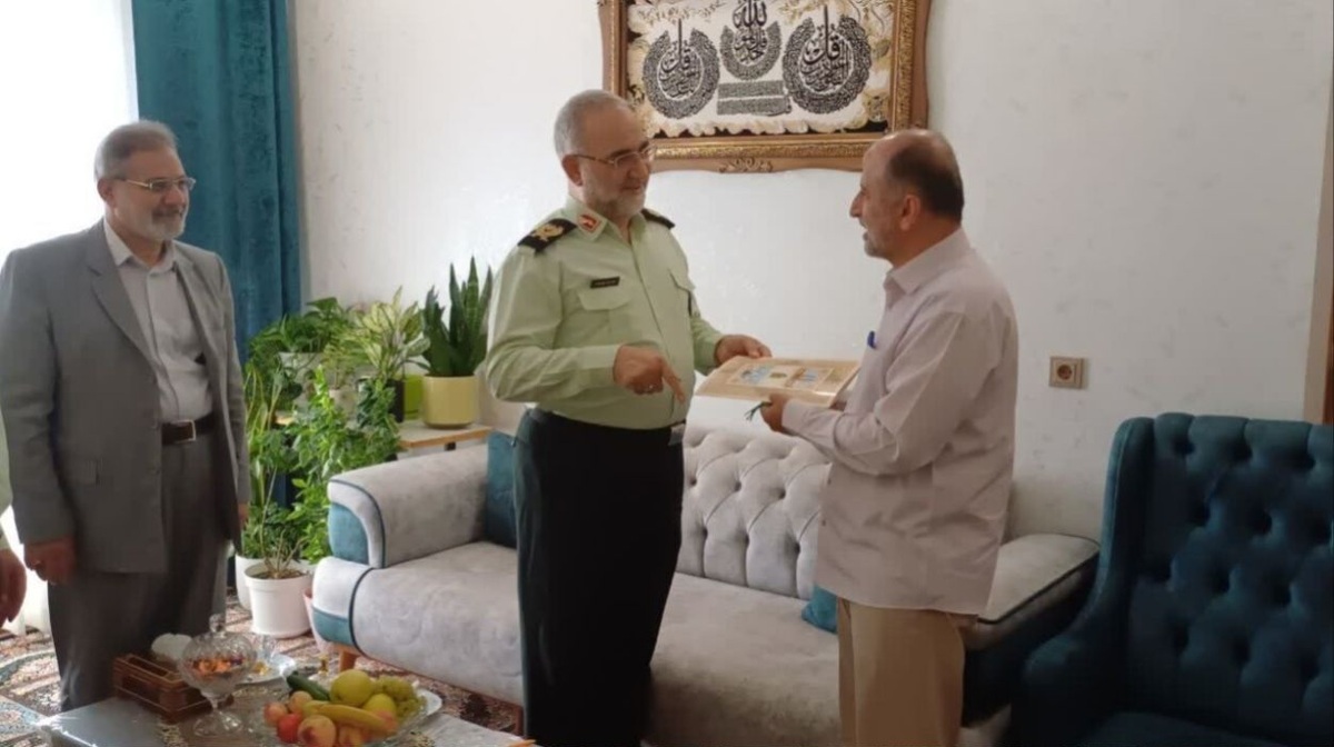 دیدار فرمانده انتظامی استان قم با دو نفر از پیشکسوتان دیدار کرد