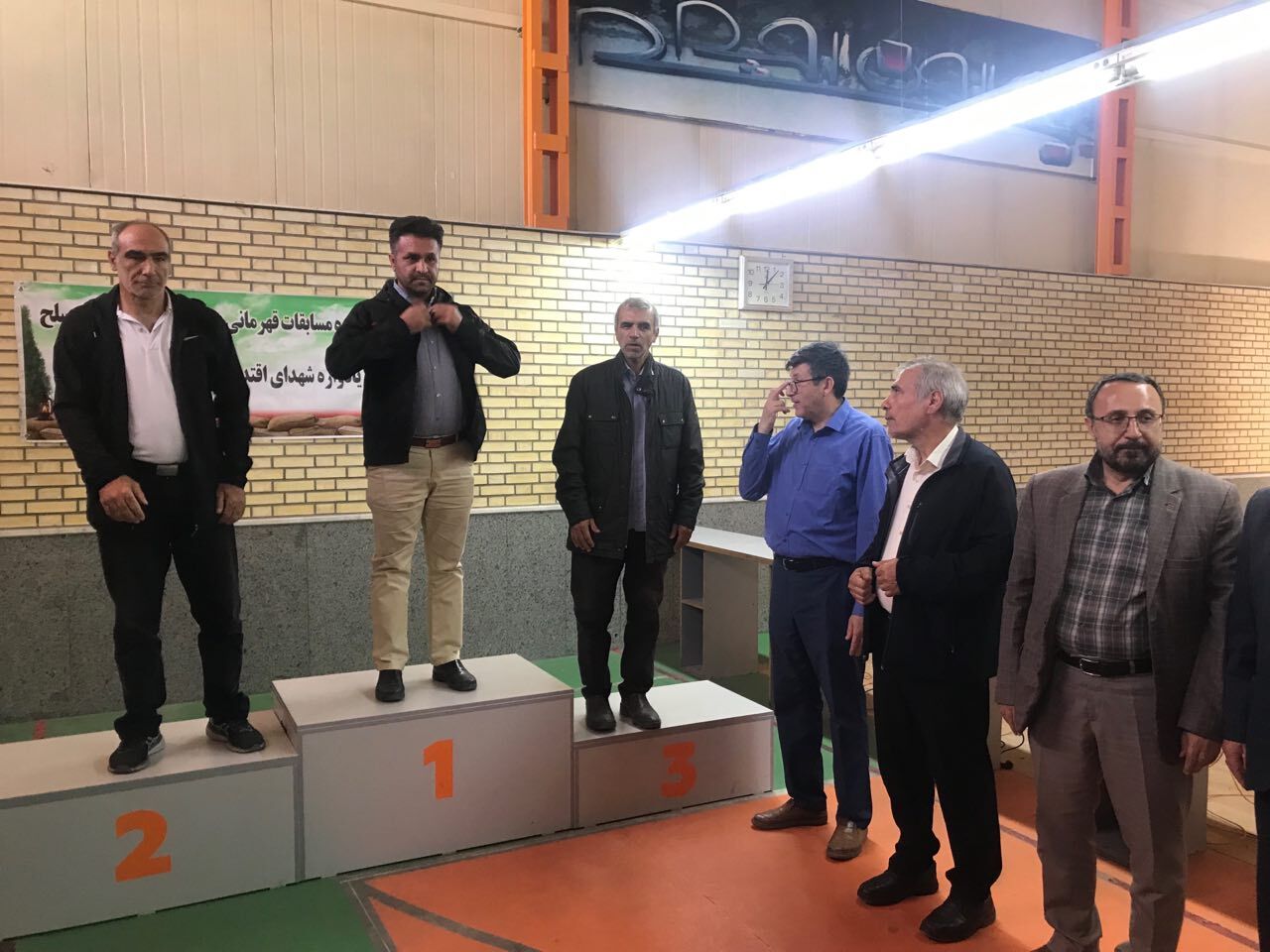 قهرمانی آقای بهزاد روشنی بازنشسته انتظامی در مسابقات قهرمانی پیشکسوتان نیروهای مسلح در رشته تیراندازی با تپانجه قهرمانی آقای بهزاد روشنی بازنشسته انتظامی در مسابقات قهرمانی پیشکسوتان نیروهای مسلح در رشته تیراندازی با تپانجه