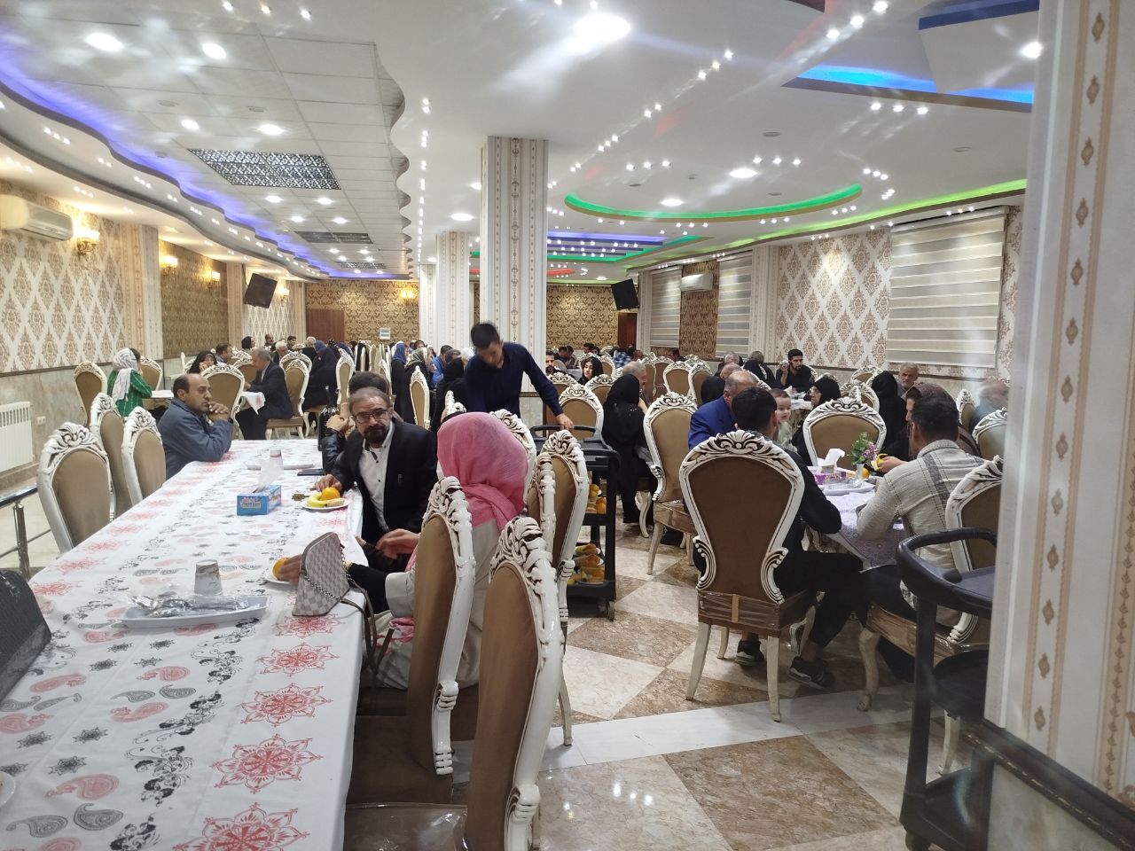 برگزاري ضیافت خانوادگی بازنشستگان انتظامی استان کرمانشاه با حضور ۵۰ نفربازنشسته و خانواده آنها. برگزاري ضیافت خانوادگی بازنشستگان انتظامی استان کرمانشاه با حضور ۵۰ نفربازنشسته و خانواده آنها.