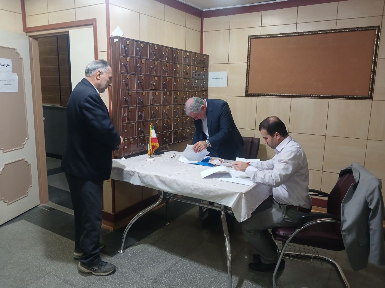 برگزاري ضیافت خانوادگی بازنشستگان انتظامی استان کرمانشاه با حضور ۵۰ نفربازنشسته و خانواده آنها. برگزاري ضیافت خانوادگی بازنشستگان انتظامی استان کرمانشاه با حضور ۵۰ نفربازنشسته و خانواده آنها.