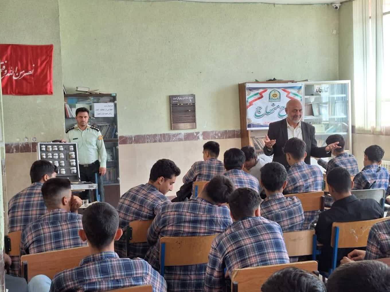 برگزاری نشست آموزشی در هنرستان شهید کریمی شهرستان ورامین برگزاری نشست آموزشی در هنرستان شهید کریمی شهرستان ورامین