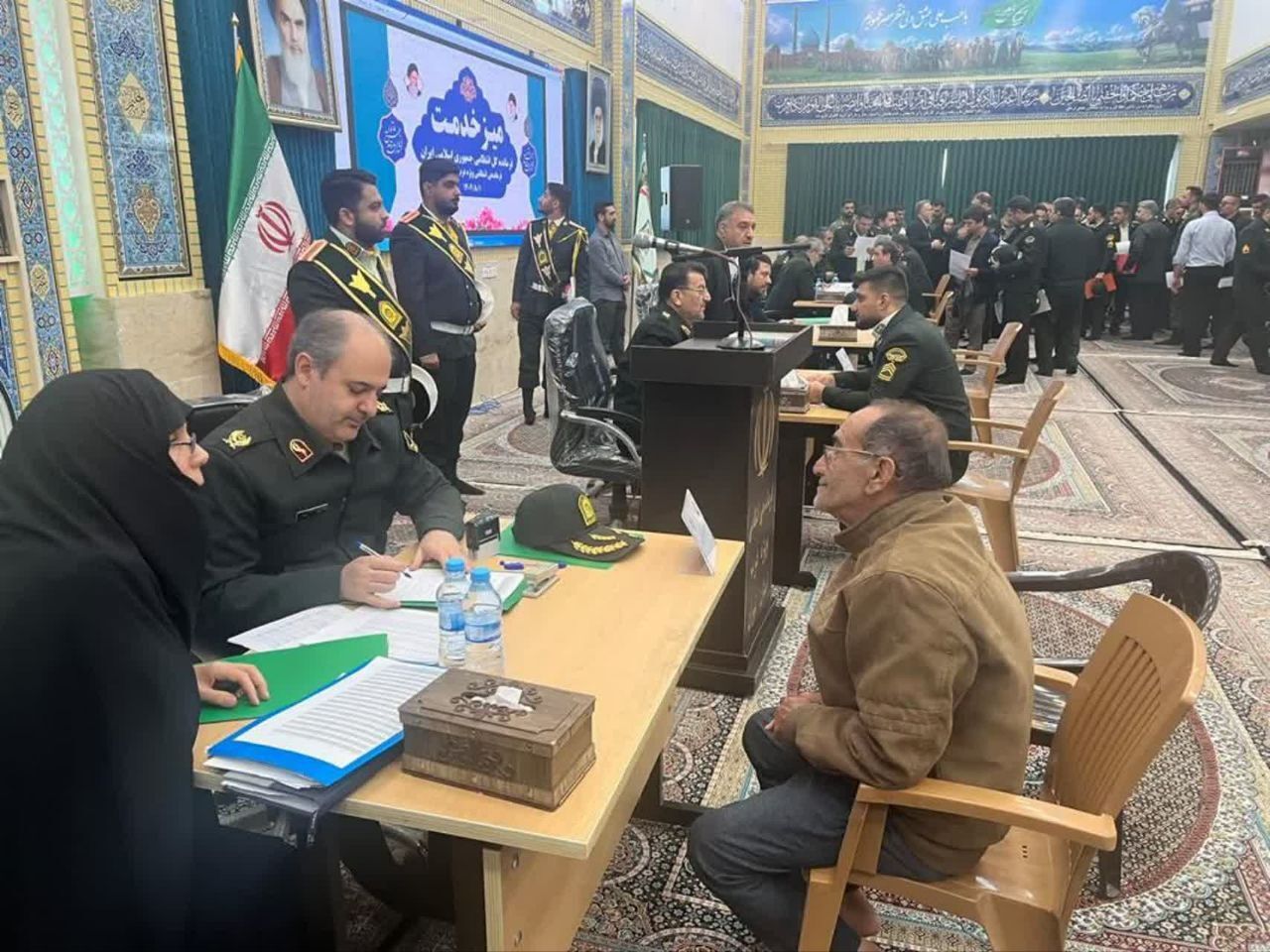 برگزاری میز خدمت با حضور سردار بزرا و سرهنگ علیزاده فرمانده انتظامی غرب استان تهران برگزاری میز خدمت با حضور سردار بزرا و سرهنگ علیزاده فرمانده انتظامی غرب استان تهران