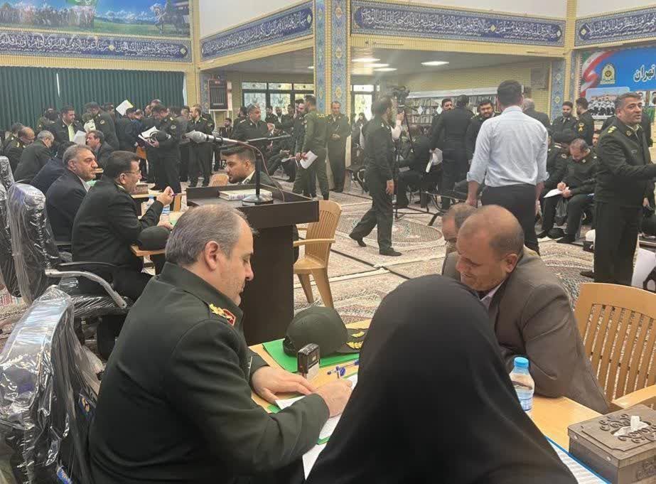 برگزاری میز خدمت با حضور سردار بزرا و سرهنگ علیزاده فرمانده انتظامی غرب استان تهران برگزاری میز خدمت با حضور سردار بزرا و سرهنگ علیزاده فرمانده انتظامی غرب استان تهران