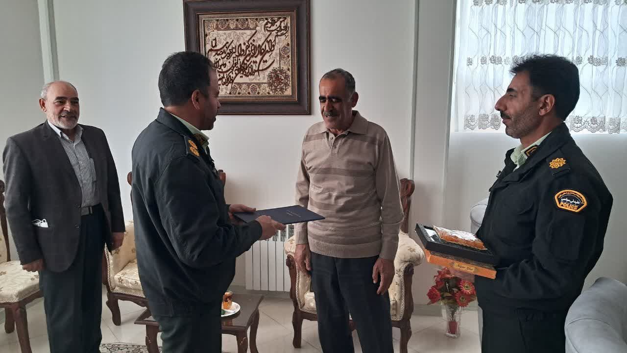 دیدار جانشین فرمانده انتظامی شهرستان گلپایگان با ۲ نفر از اعضاء وابسته دیدار جانشین فرمانده انتظامی شهرستان گلپایگان با ۲ نفر از اعضاء وابسته