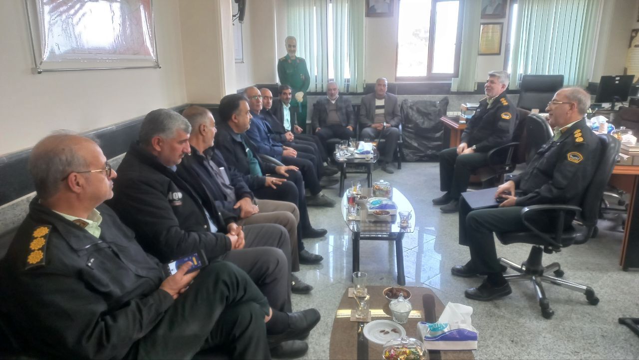 قدردانی پیشکسوتان انتظامی فلاورجان از خدمات سرهنگ مرتضی هادیان قدردانی پیشکسوتان انتظامی فلاورجان از خدمات سرهنگ مرتضی هادیان