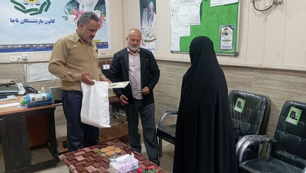 دیدار با 5 نفر از بازنشستگان و مستمری بگیران شهرستان آبادان دیدار با 5 نفر از بازنشستگان و مستمری بگیران شهرستان آبادان