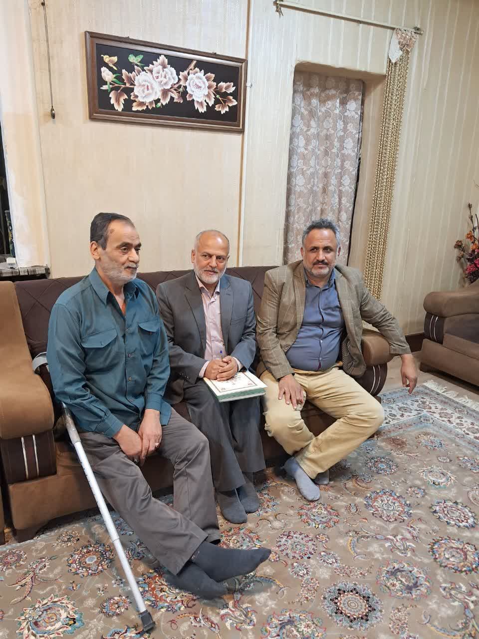 دیدار با 5 نفر از بازنشستگان و مستمری بگیران شهرستان آبادان دیدار با 5 نفر از بازنشستگان و مستمری بگیران شهرستان آبادان