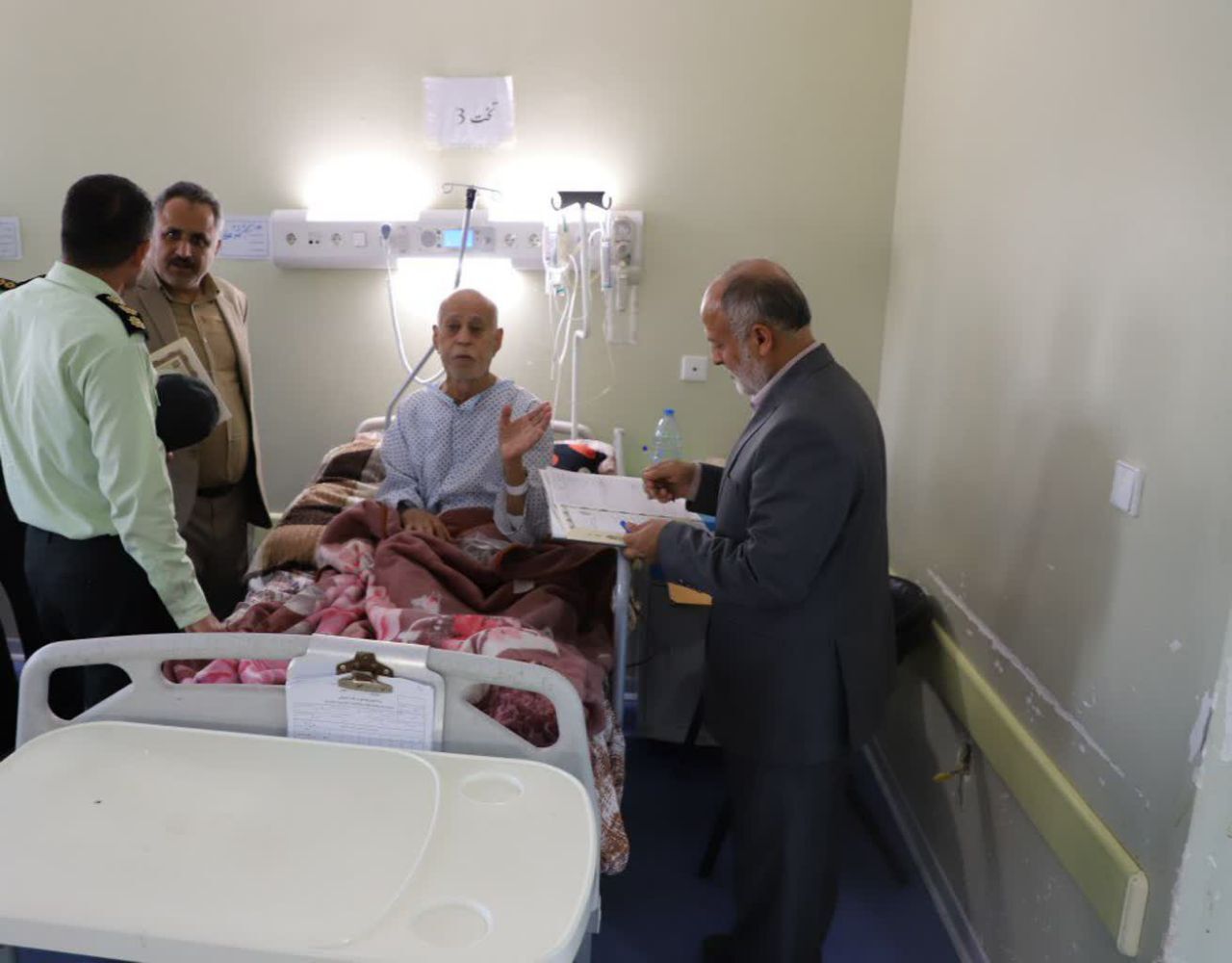 دیدار با 5 نفر از بازنشستگان و مستمری بگیران شهرستان آبادان دیدار با 5 نفر از بازنشستگان و مستمری بگیران شهرستان آبادان