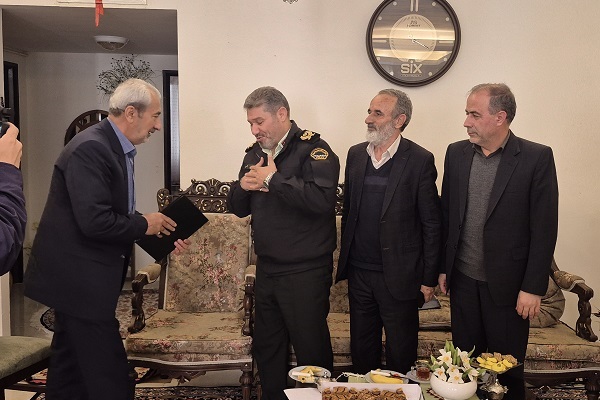 دیدار فرمانده انتظامی استان با دو پیشکسوت بازنشسته شهرستان سنندج دیدار فرمانده انتظامی استان با دو پیشکسوت بازنشسته شهرستان سنندج