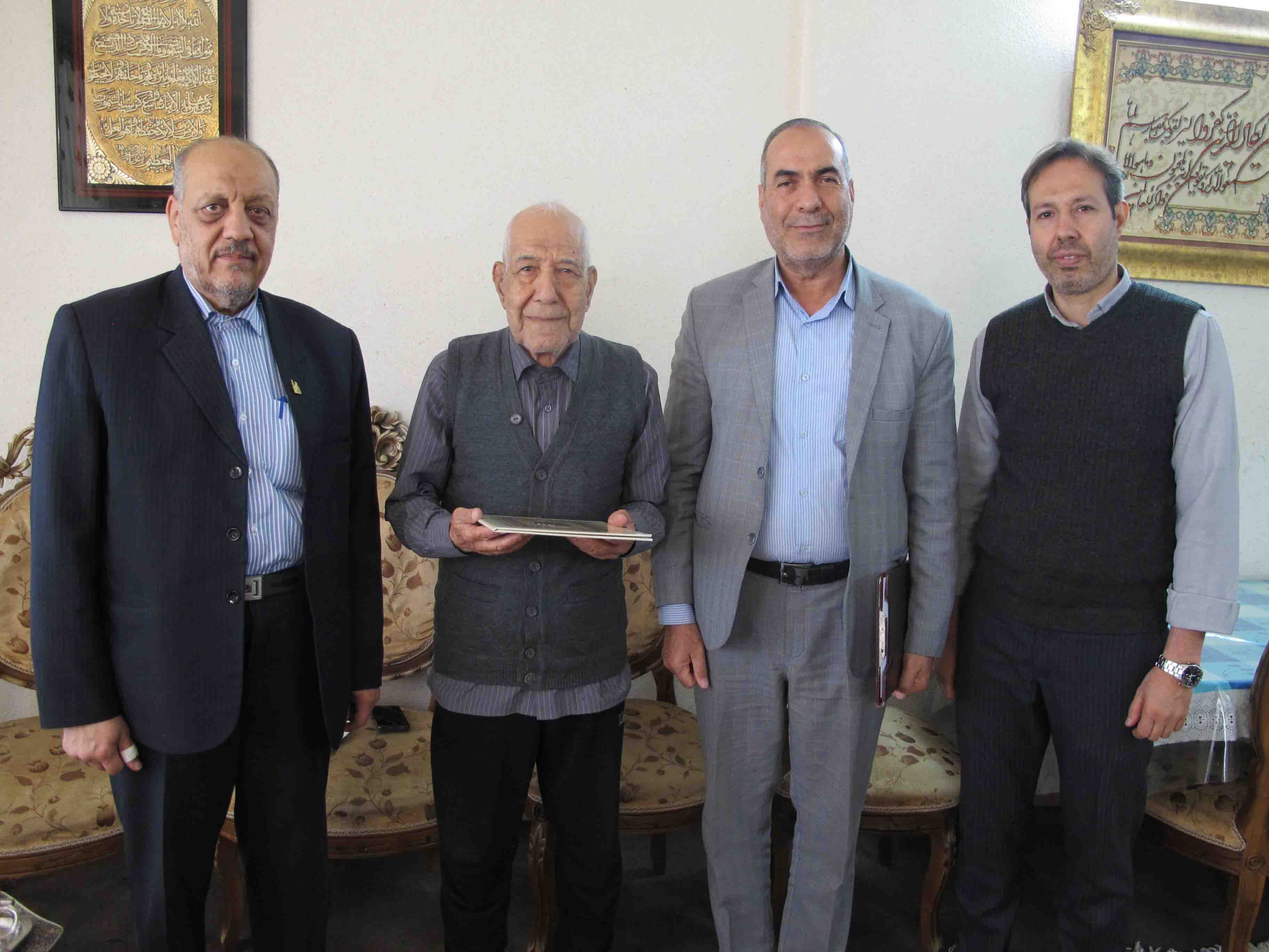 دیدار رئیس کانون بازنشستگان استان مرکزی با 5 نفر از پیشکسوتان دیدار رئیس کانون بازنشستگان استان مرکزی با 5 نفر از پیشکسوتان