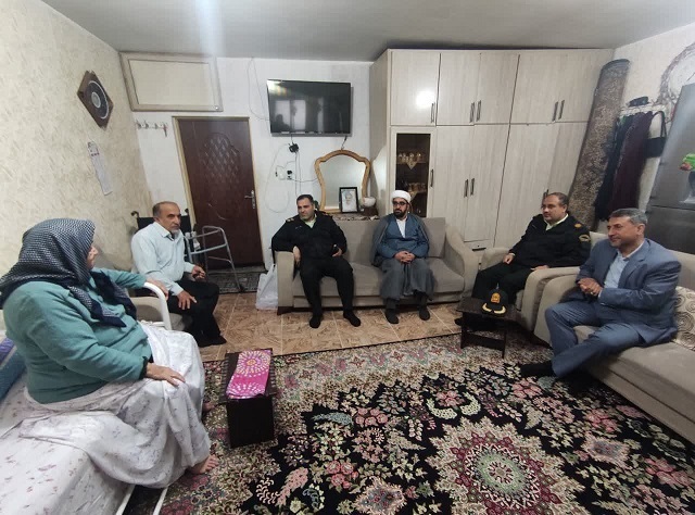 دیدار فرمانده انتظامی شهرستان خمام با دو بانوی مستمری بگیر دیدار فرمانده انتظامی شهرستان خمام با دو بانوی مستمری بگیر