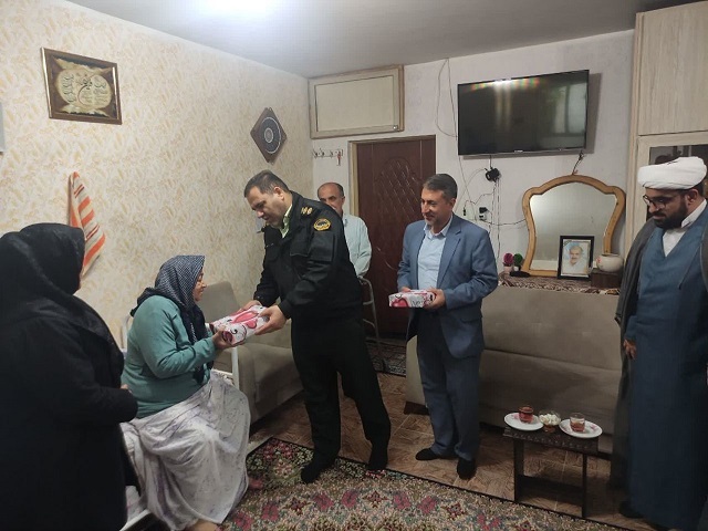 دیدار فرمانده انتظامی شهرستان خمام با دو بانوی مستمری بگیر دیدار فرمانده انتظامی شهرستان خمام با دو بانوی مستمری بگیر