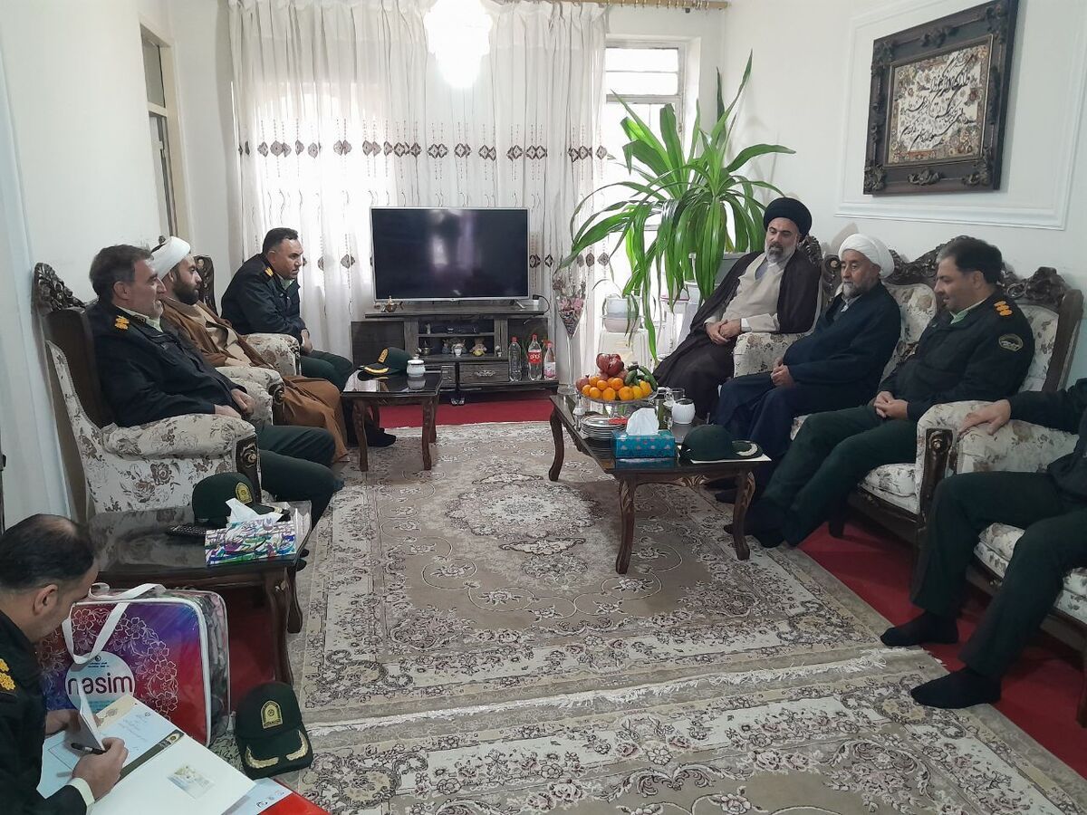 دیدار رئیس عقیدتی سیاسی فرماندهی انتظامی استان آذربایجان غربی با روحانی پیشکسوت محرمعلی احمد فام