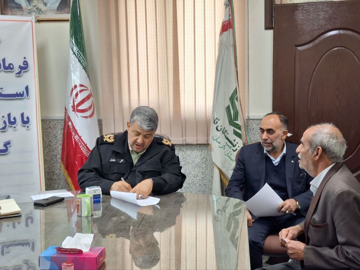 دیدار فرمانده انتظامی استان کرمان با ۱۷ نفرپیشکسوت و ۴ نفرمستمری بگیر